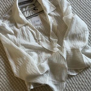 NWT! Zara white ruffle Textured blouse size M